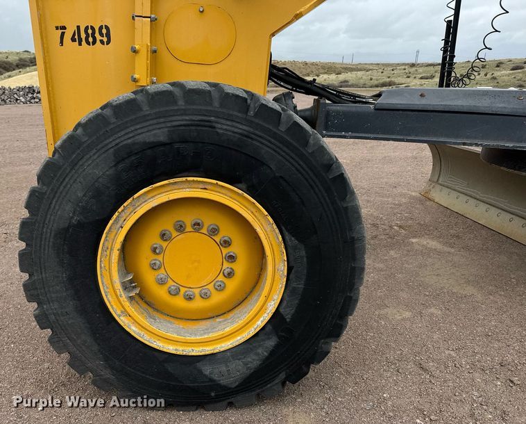 image for item EH0242 2018 John Deere 872G motor grader