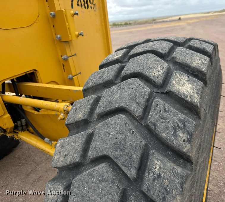 image for item EH0242 2018 John Deere 872G motor grader