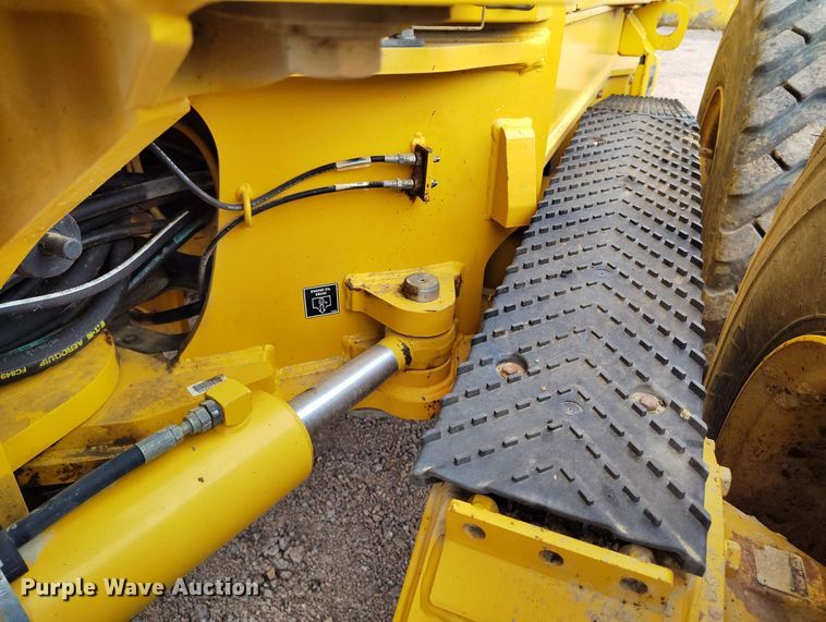 image for item EH0243 2018 John Deere 772G motor grader