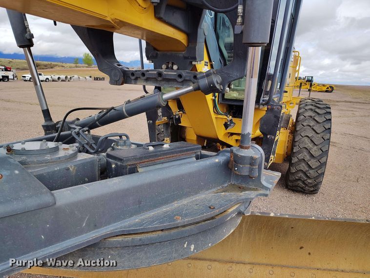 image for item EH0243 2018 John Deere 772G motor grader