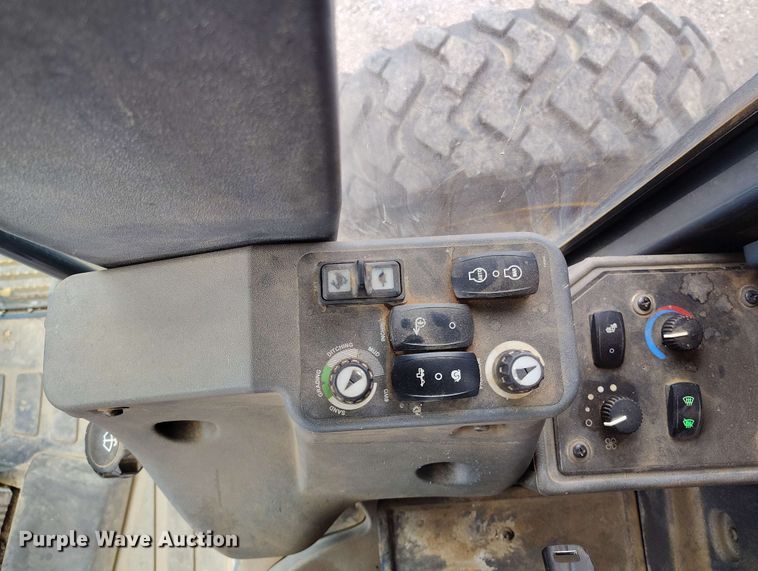 image for item EH0243 2018 John Deere 772G motor grader