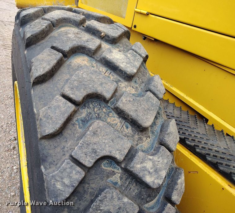 image for item EH0243 2018 John Deere 772G motor grader