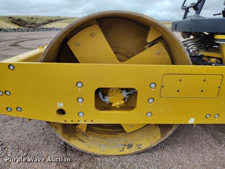 image for item EH0245 2016 Caterpillar CS56B single drum vibratory roller