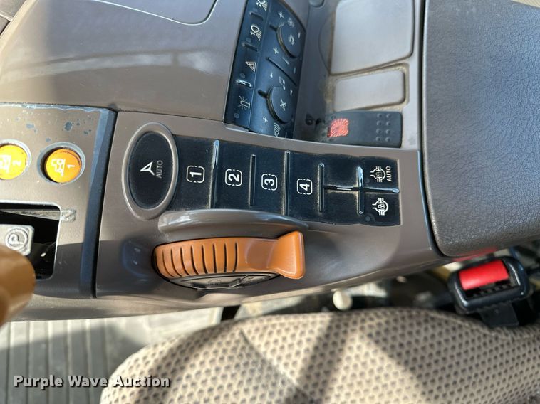 image for item EH0249 2018 John Deere 9470R Scraper Special 4WD tractor