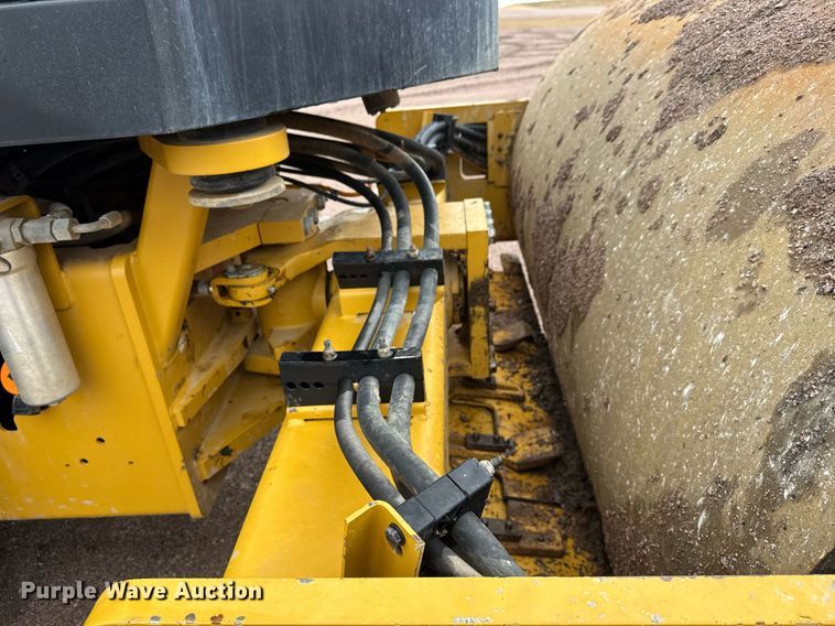 image for item EH0253 2019 Caterpillar CS56B single drum vibratory roller