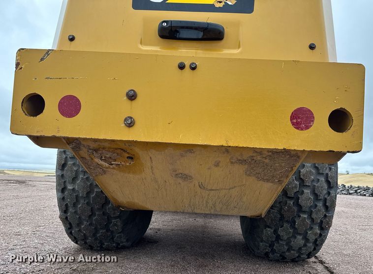image for item EH0253 2019 Caterpillar CS56B single drum vibratory roller