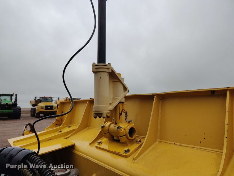 image for item EH0263 2017 John Deere 950K LGP dozer