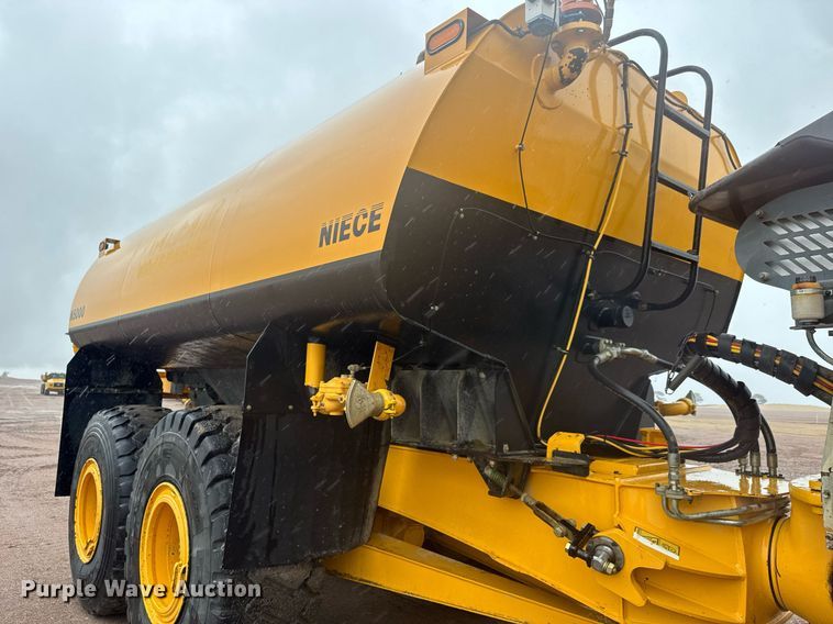 image for item EH0272 2008 Volvo A25E water wagon