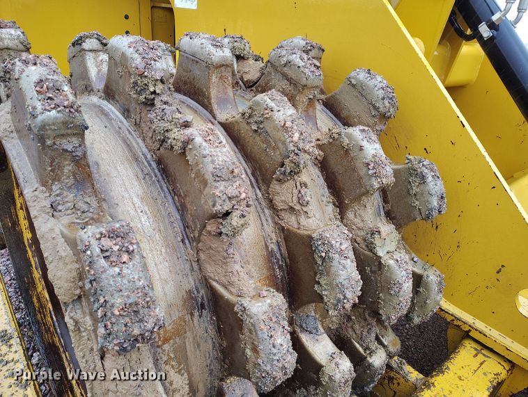 image for item EH0273 2020 Caterpillar 815K soil compactor