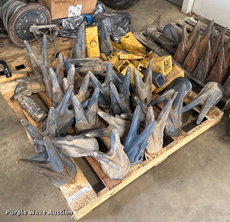 image for item EJ3752 Approximately 50 bucket attachments