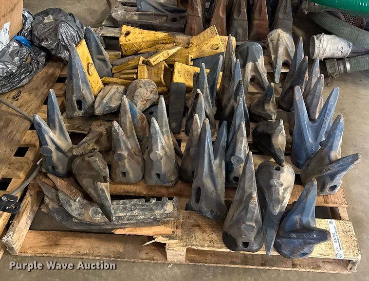 image for item EJ3752 Approximately 50 bucket attachments