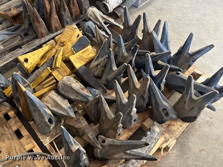 image for item EJ3752 Approximately 50 bucket attachments