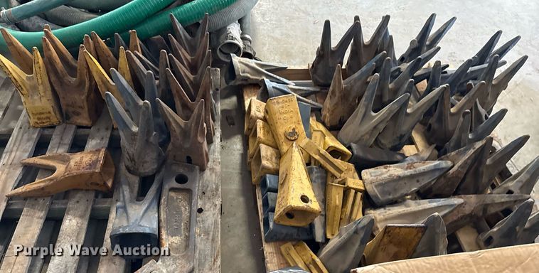 image for item EJ3752 Approximately 50 bucket attachments