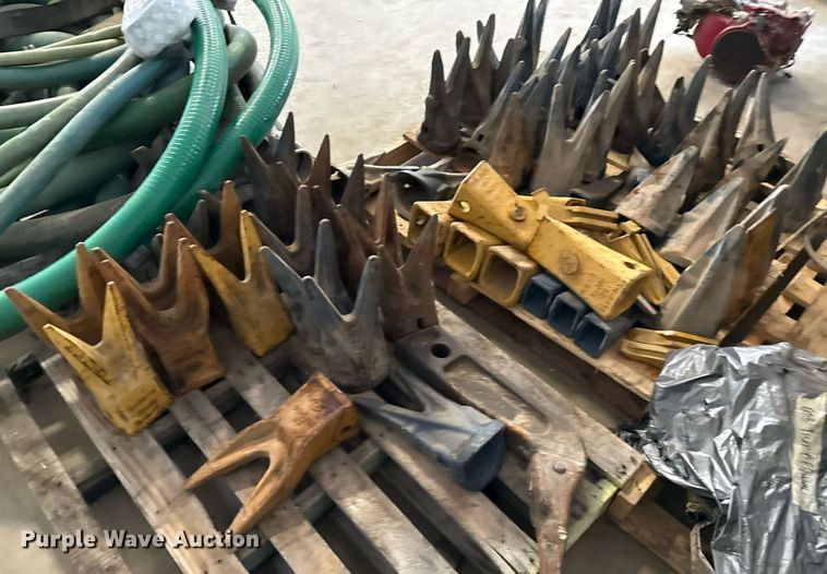 image for item EJ3752 Approximately 50 bucket attachments