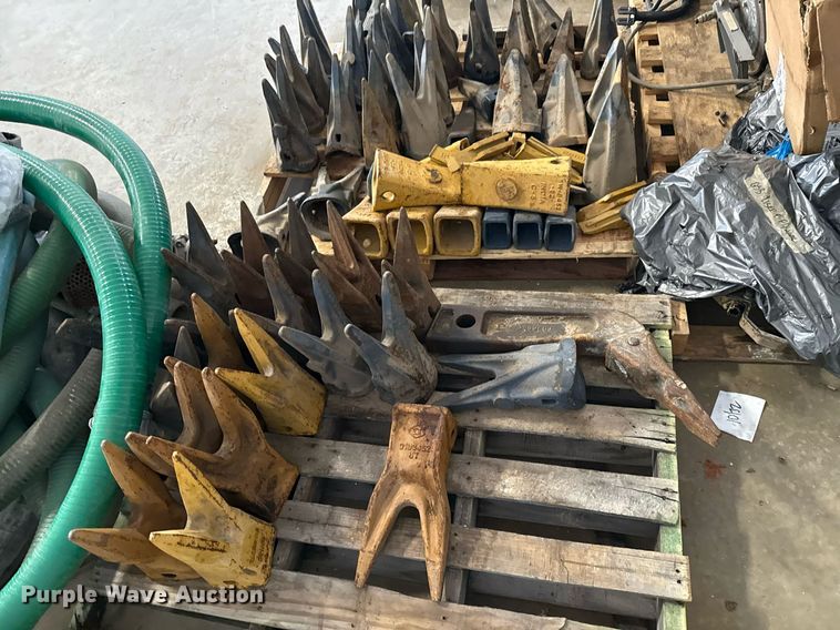 image for item EJ3752 Approximately 50 bucket attachments