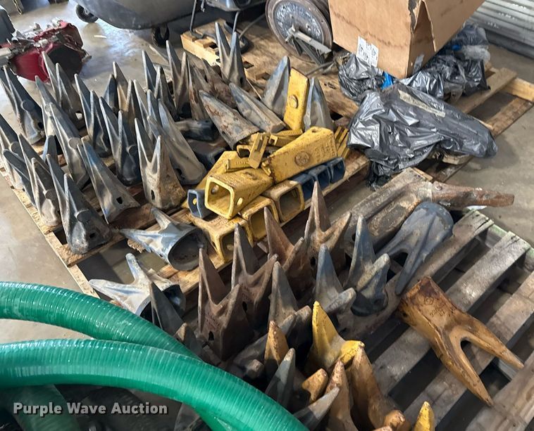 image for item EJ3752 Approximately 50 bucket attachments