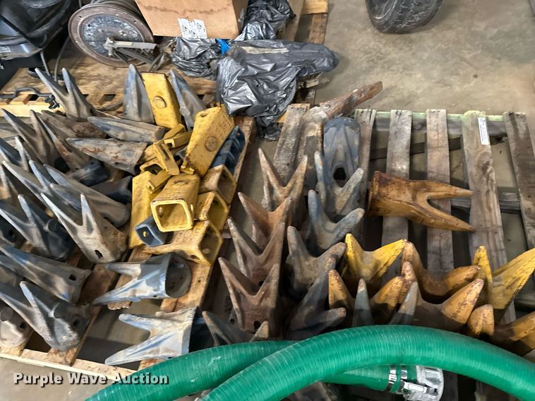 image for item EJ3752 Approximately 50 bucket attachments