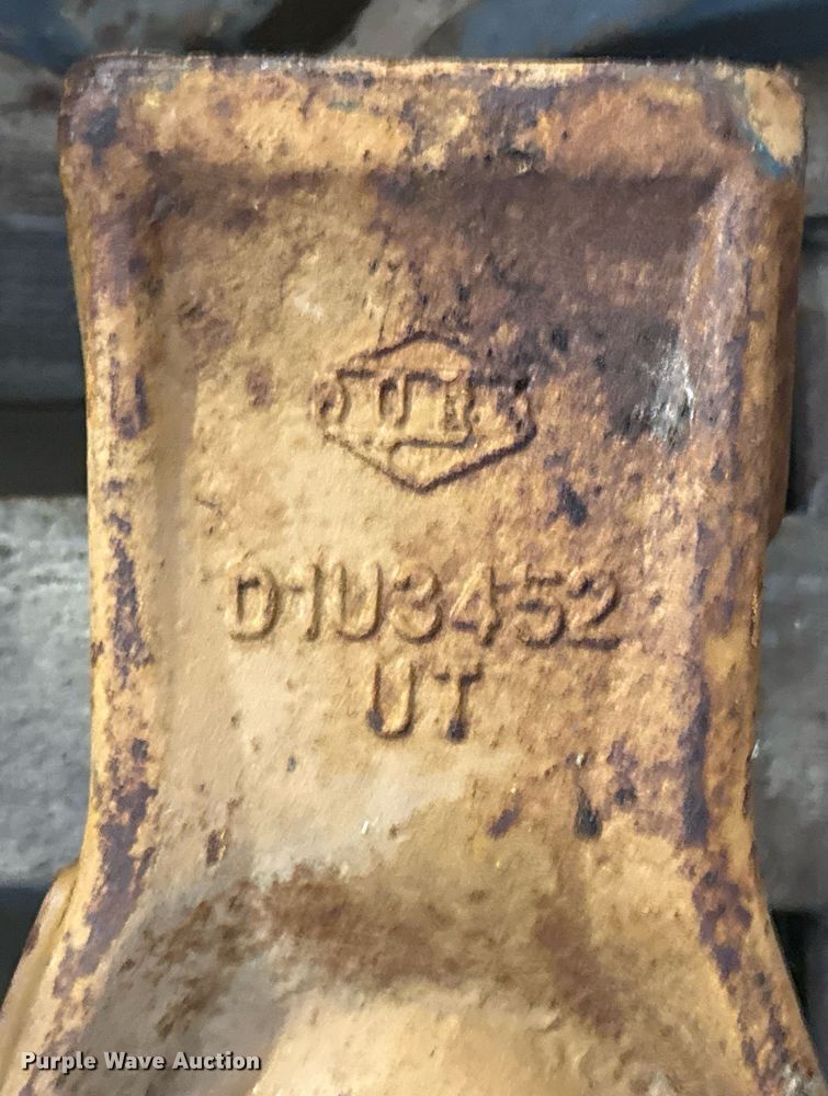 image for item EJ3752 Approximately 50 bucket attachments