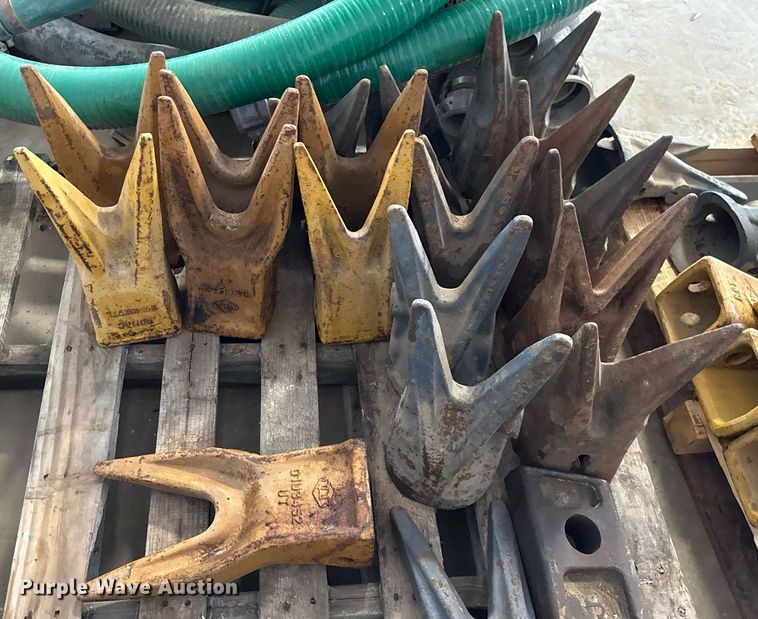 image for item EJ3752 Approximately 50 bucket attachments