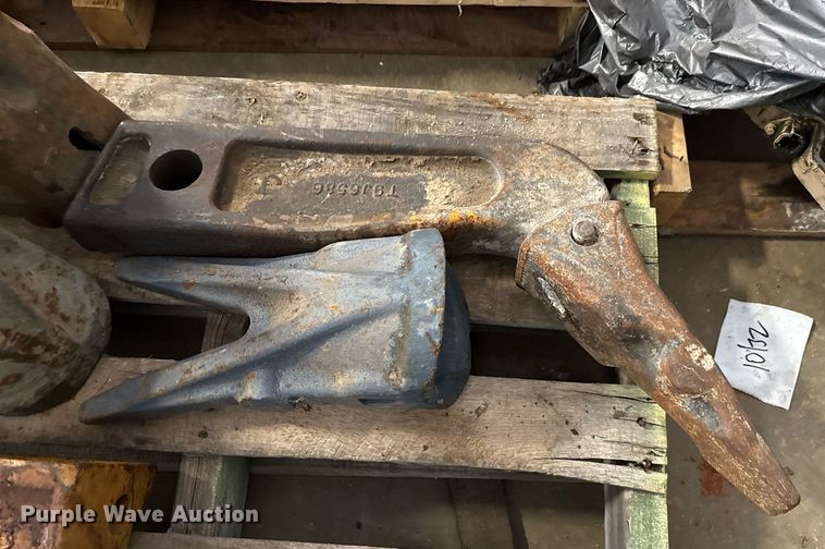 image for item EJ3752 Approximately 50 bucket attachments