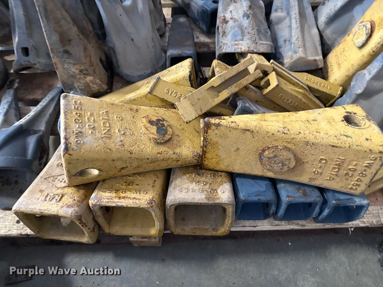 image for item EJ3752 Approximately 50 bucket attachments