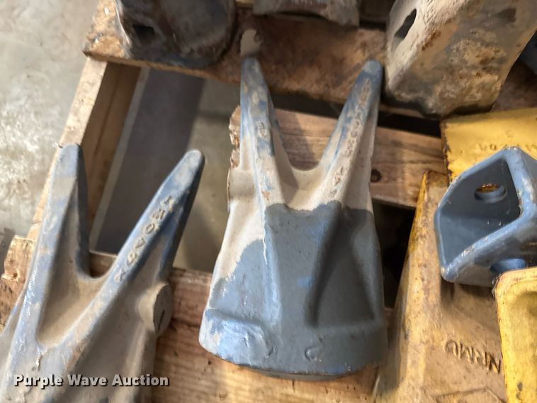 image for item EJ3752 Approximately 50 bucket attachments