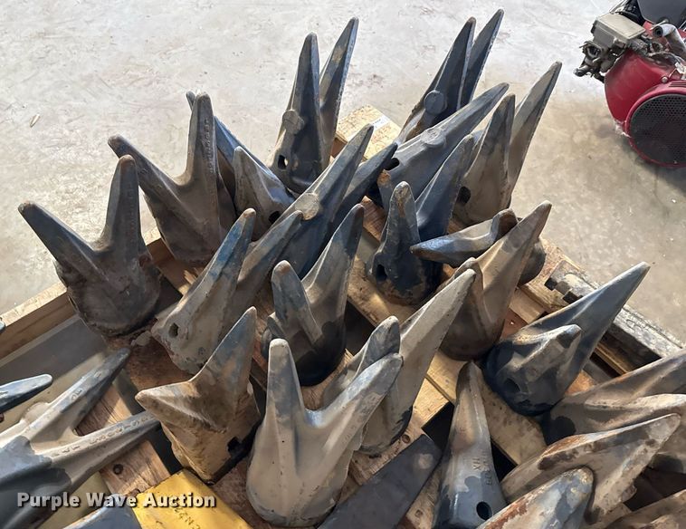 image for item EJ3752 Approximately 50 bucket attachments