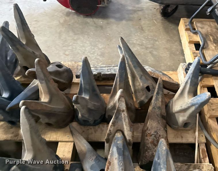 image for item EJ3752 Approximately 50 bucket attachments