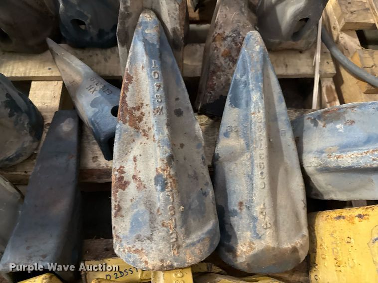 image for item EJ3752 Approximately 50 bucket attachments