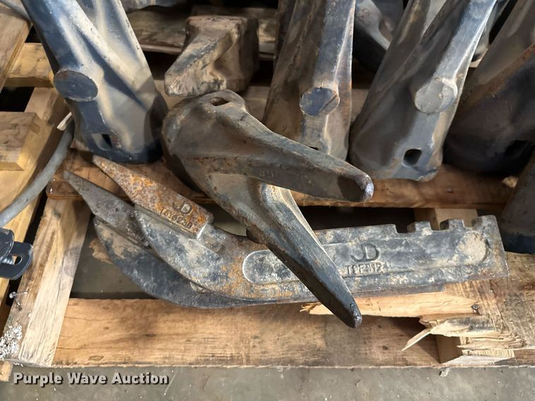 image for item EJ3752 Approximately 50 bucket attachments