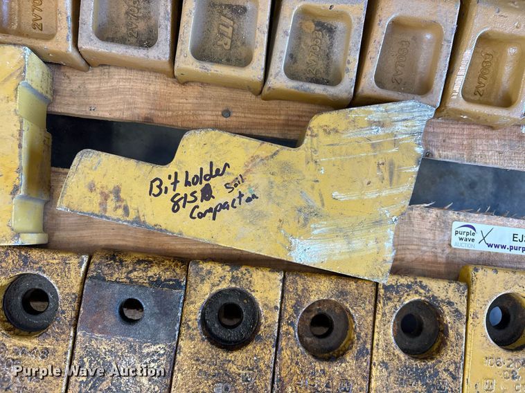 image for item EJ3774 Caterpillar soil compactor parts