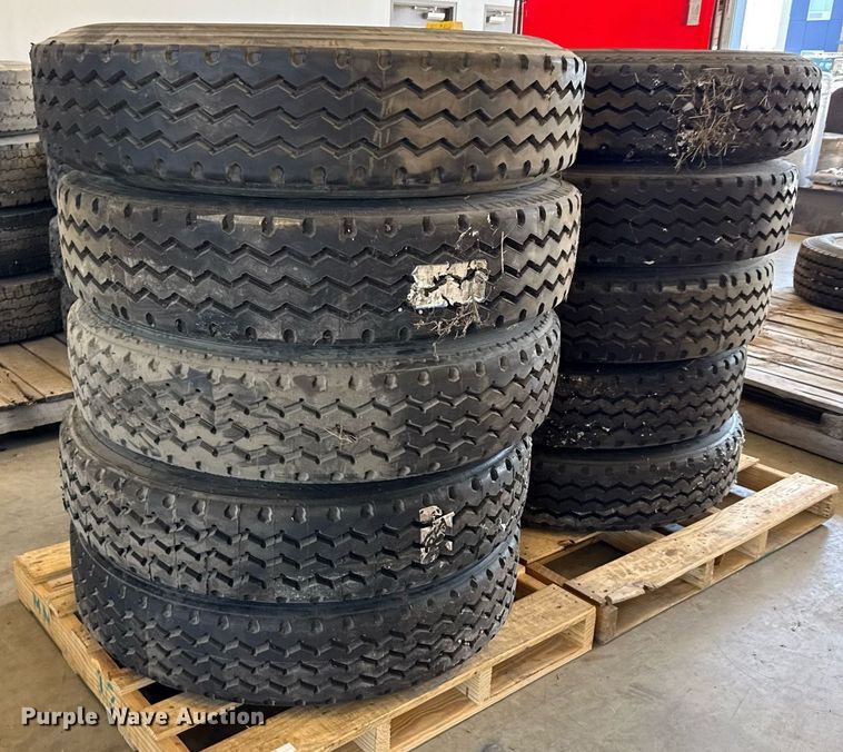 image for item EJ3795 (8) 11R24.5 retreaded tires