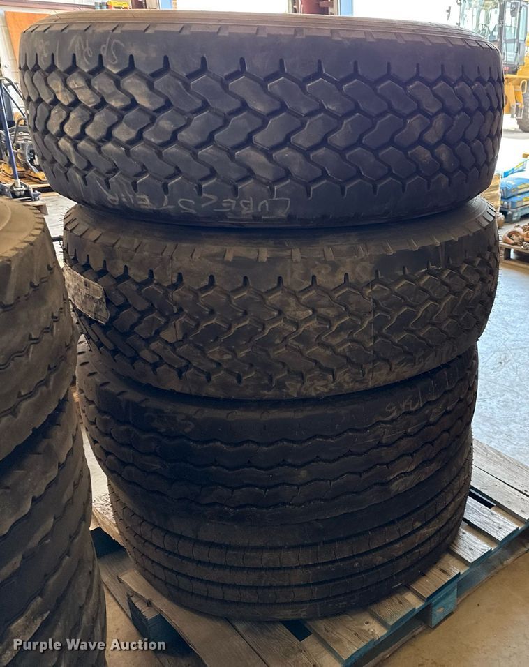 image for item EJ3809 (4) 385/65R22.5 tires