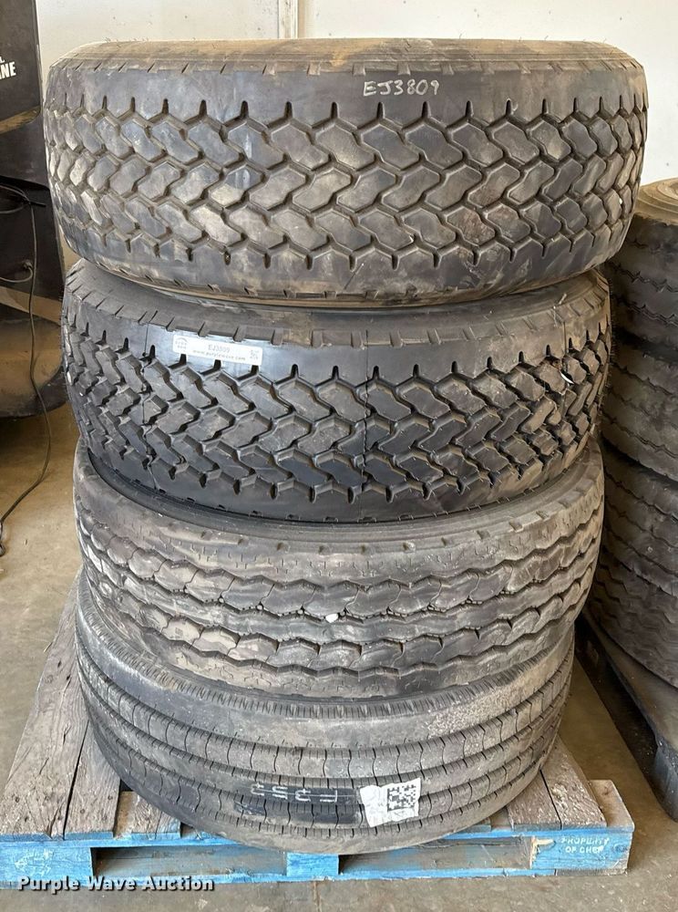 image for item EJ3809 (4) 385/65R22.5 tires