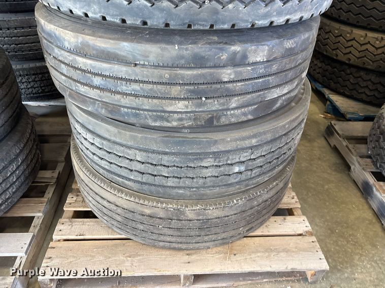 image for item EJ3812 (19) 275/70R22.5 tires