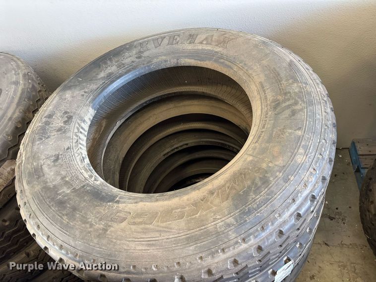 image for item EJ3813 (16) 11R24.5 tires