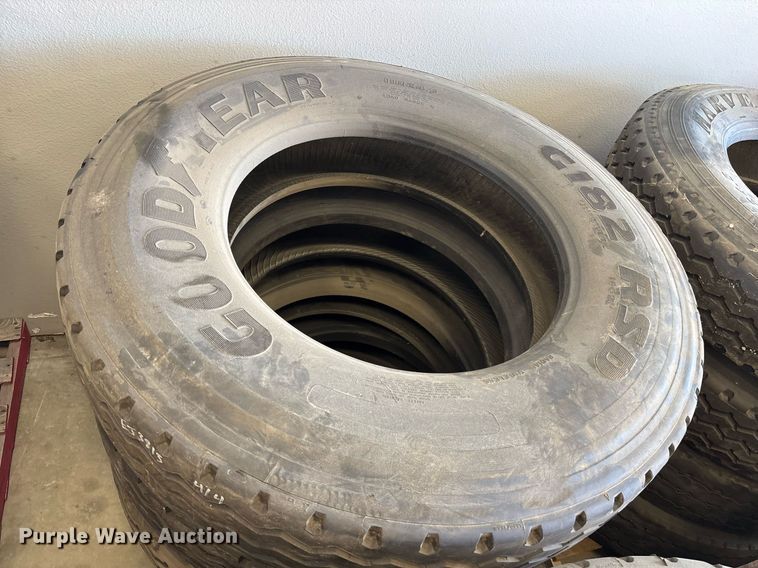 image for item EJ3813 (16) 11R24.5 tires