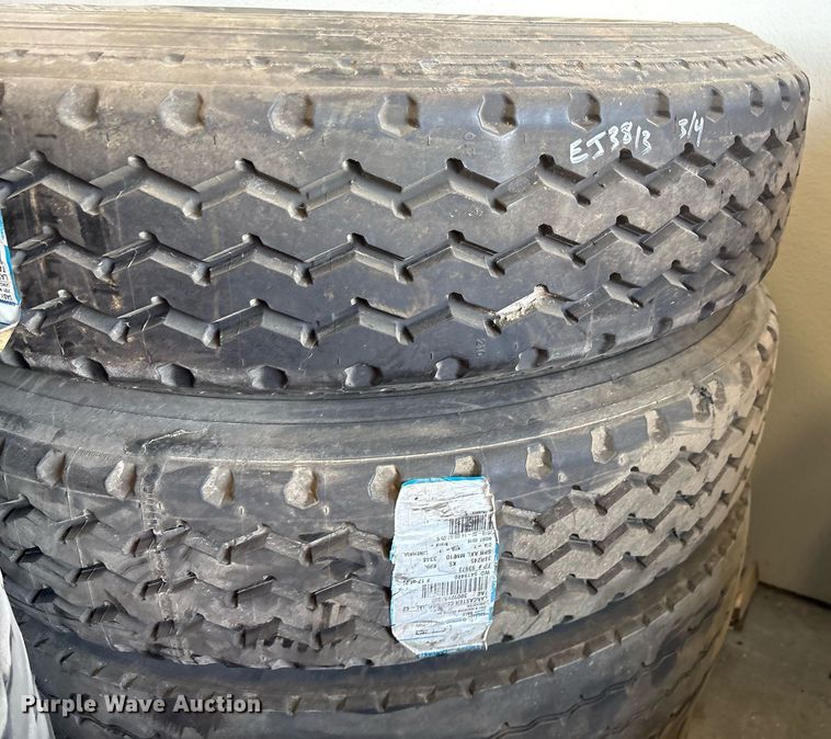 image for item EJ3813 (16) 11R24.5 tires