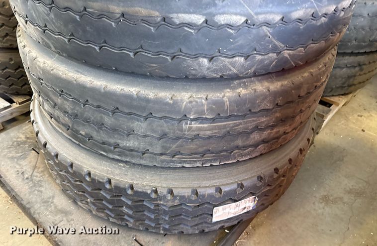 image for item EJ3813 (16) 11R24.5 tires