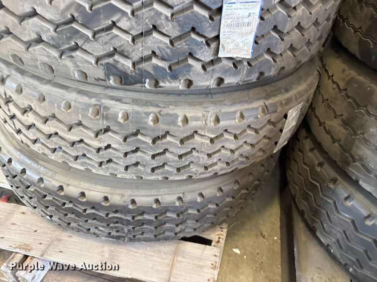image for item EJ3813 (16) 11R24.5 tires