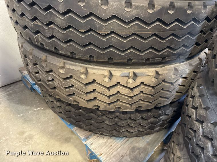 image for item EJ3813 (16) 11R24.5 tires