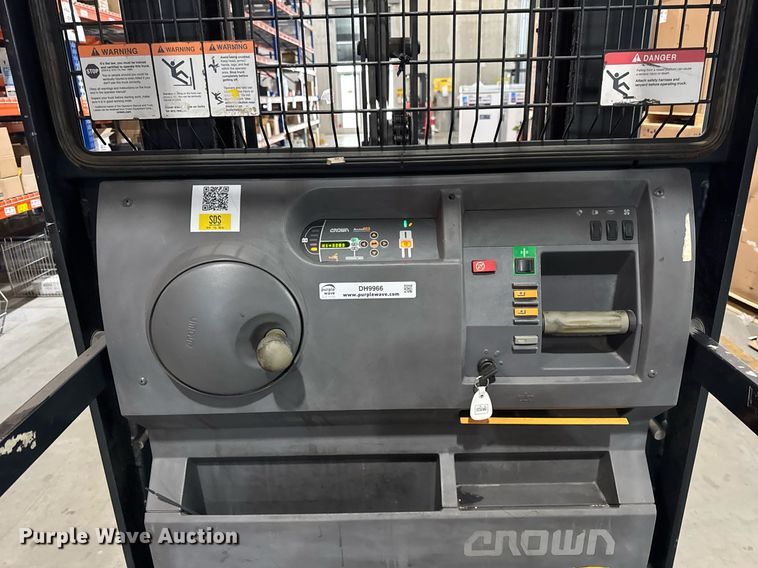 image for item DH9966 2015 Crown SP3520-30 order picker