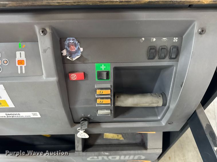 image for item DH9968 2015 Crown SP3520-30 order picker