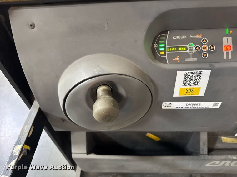 image for item DH9968 2015 Crown SP3520-30 order picker