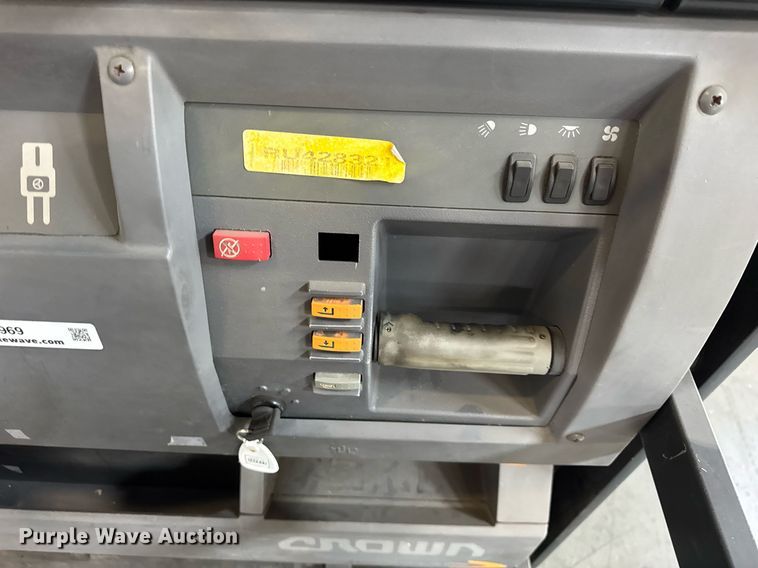 image for item DH9969 2016 Crown SP3520-30 order picker