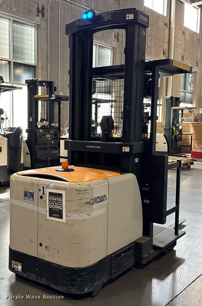 image for item DH9977 2017 Crown SP4020-30 order picker