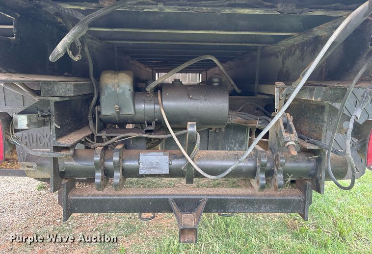 image for item DM1900 1999 Ford F550 Super Duty XL flatbed truck