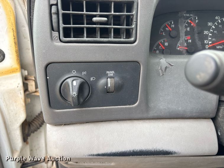 image for item DM1900 1999 Ford F550 Super Duty XL flatbed truck