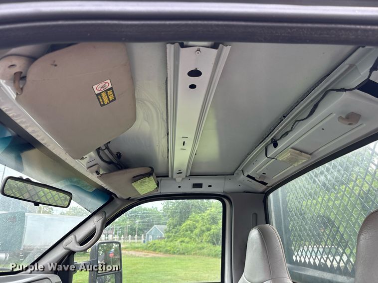 image for item DM1900 1999 Ford F550 Super Duty XL flatbed truck