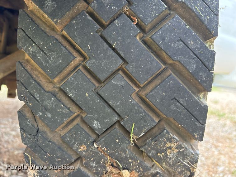 image for item DM1900 1999 Ford F550 Super Duty XL flatbed truck